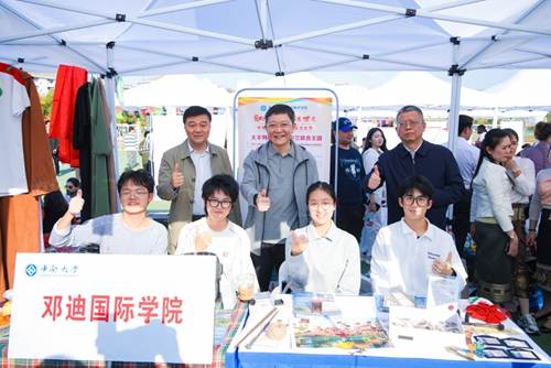 一群人站在桌子边 AI 生成的内容可能不正确。 一群人站在桌子边 AI 生成的内容可能不正确。